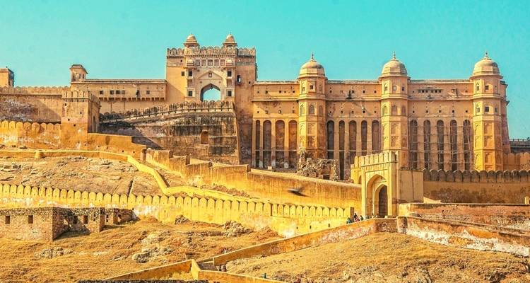 Beeindruckende gelbe Sandsteinburg mit großen Mauern.