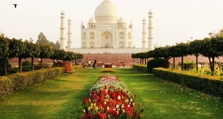 Taj Mahal, das ikonische weiße Marmormausoleum mit blühenden Gärten.