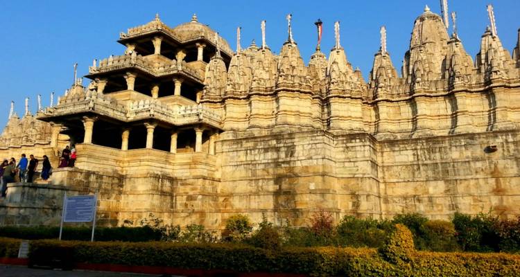 Prunkvoller Tempel mit detaillierten Schnitzereien und Besuchern.