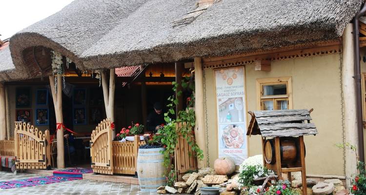 Buitenkant van een traditioneel huis met rieten dak.