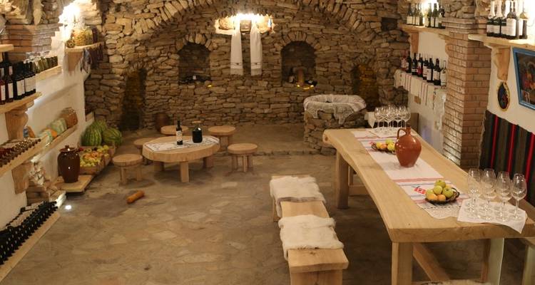 Traditionele wijnkelder met stenen muren.