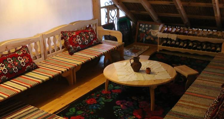 Interieur met traditionele zitplaatsen en decoratie.