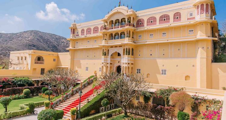 Ein großartiger Palast inmitten eines malerischen Gartens.