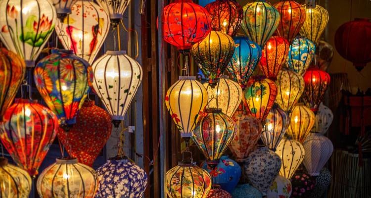 Levendige traditionele lantaarns in verschillende kleuren die hangen op een markt.