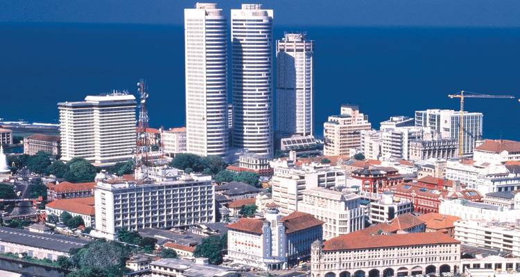 Colombo stadsgezicht met hoogbouw aan de oceaan.