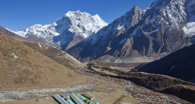 Berge mit schneebedeckten Gipfeln unter einem klaren Himmel.