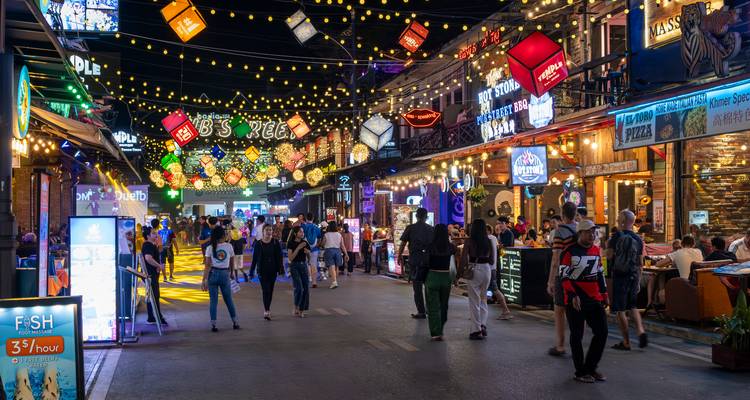 Belebter Straßenmarkt mit Lichtern und Schildern