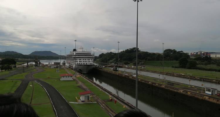 Cruiseschip dat door een kanaalsluizensysteem vaart.