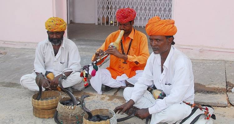 Slangenbetoeveraars die instrumenten bespelen op straat.