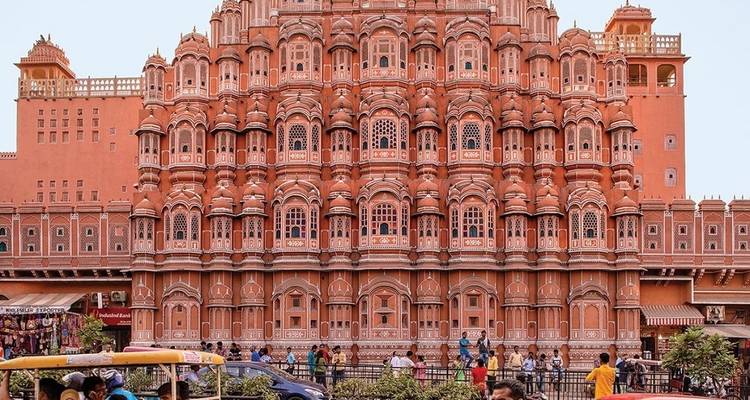 De Hawa Mahal in Jaipur met mensen op straat.