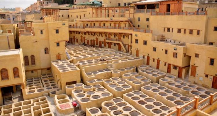 Tanneries traditionnelles en cuir avec de nombreuses cuves.