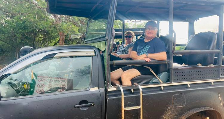 Twee mensen die in een safarivoertuig zitten.