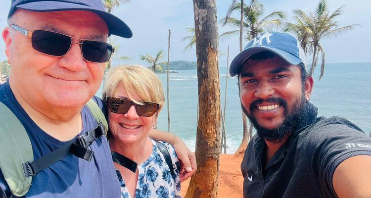 Twee toeristen die een selfie maken met een schilderachtig uitzicht op de oceaan.