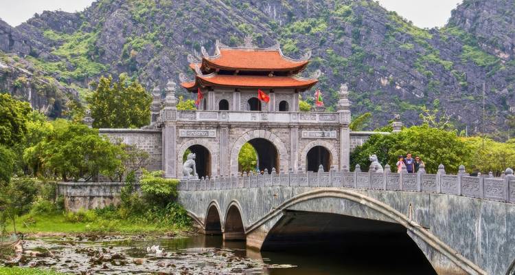 Poort met slotgracht in schilderachtig landschap.