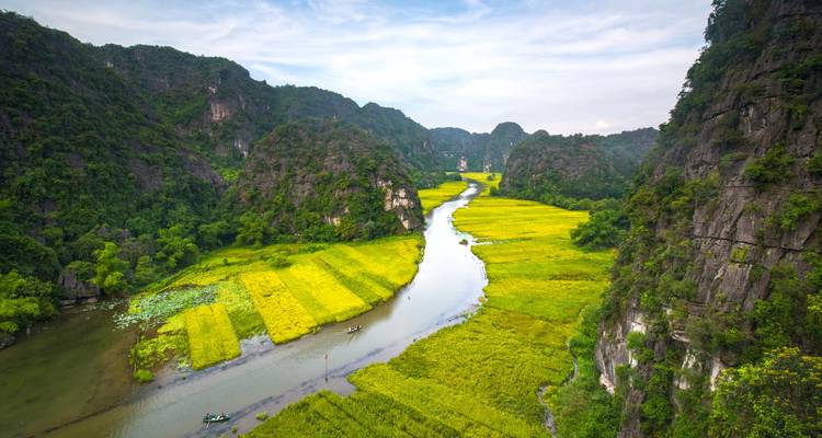 Rivier die door weelderige velden slingert vanuit een hoog uitkijkpunt.