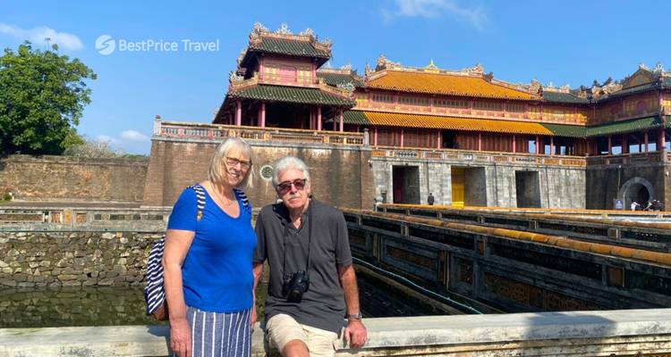 Stel poseert voor een historisch gebouw.