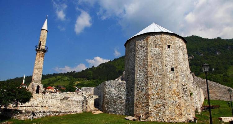 Alte Festung und Moschee an einem Berghang.