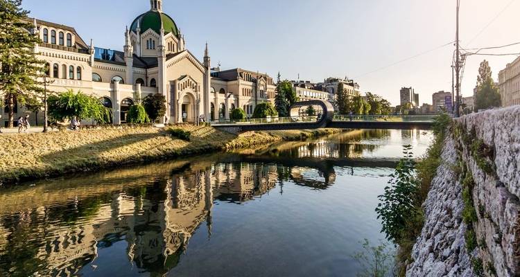 Elegantes Gebäude am Flussufer mit ikonischer Architektur.