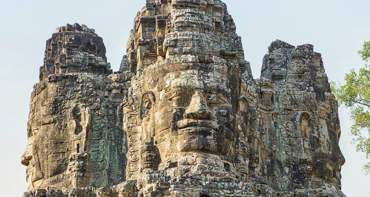 Gros plan de sculptures en pierre complexes sur une structure historique.