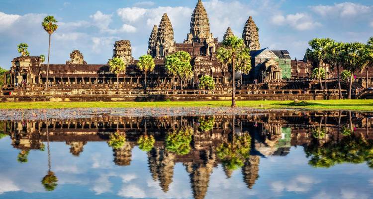 Vue emblématique du temple d'Angkor Wat avec reflet dans l'eau.