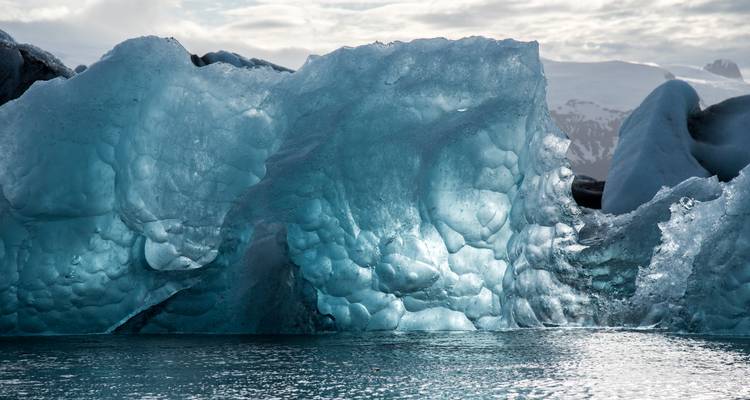 Enormes icebergs flotando en una laguna.