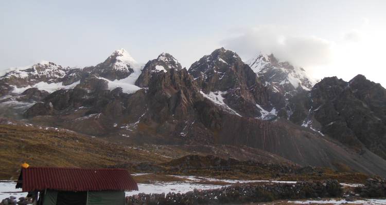 Besneeuwde bergen onder een heldere hemel.