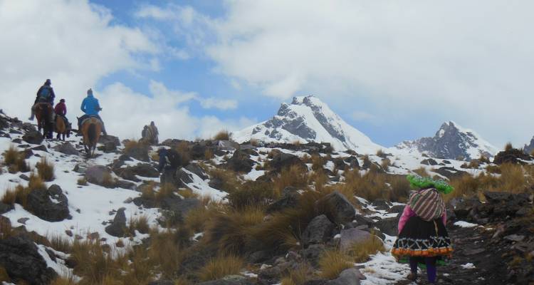 Mensen die trekken door met sneeuw bedekt bergachtig terrein.