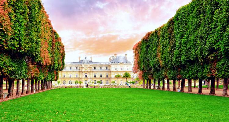 Jardins magnifiquement entretenus et bâtiment historique.