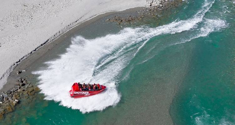 Bateau à réaction sur une rivière pris d'en haut.