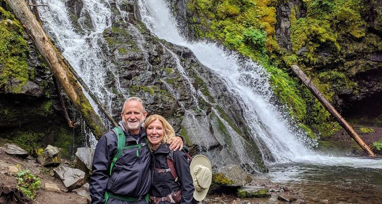 Stel poseert voor een waterval.
