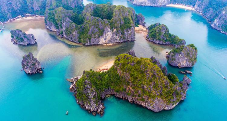 Vista aérea de islas con aguas turquesas, parte de la Bahía de Ha Long.