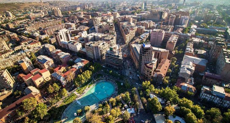Luftaufnahme einer Stadt mit einem zentralen Park