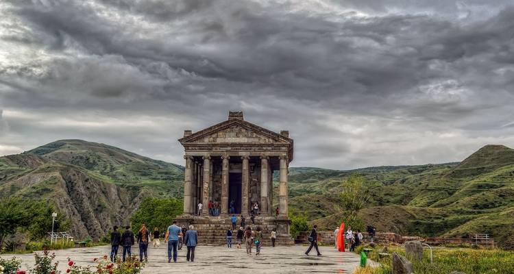 Alter Tempel an einem bewölkten Tag mit Besuchern