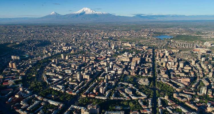 Weite Luftaufnahme einer Stadt mit fernen Bergen