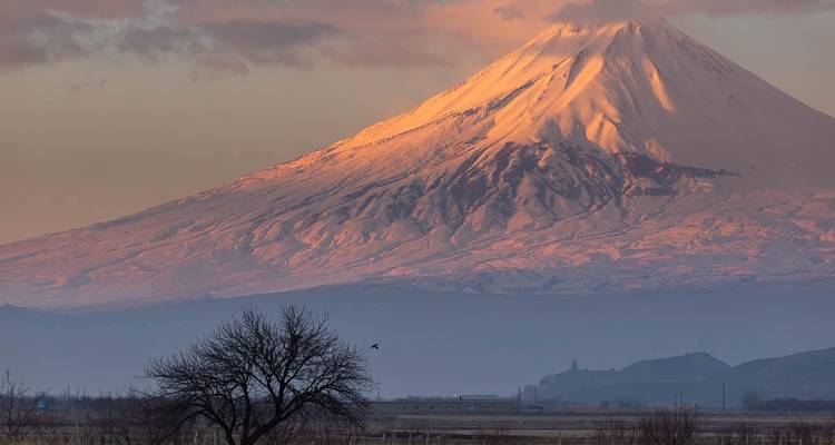 Sonnenbeschienener Berggipfel mit umliegender Landschaft
