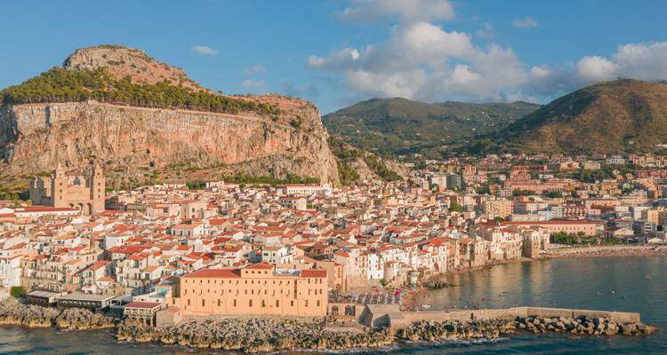 Vue aérienne de Cefalù avec des bâtiments le long de la côte.