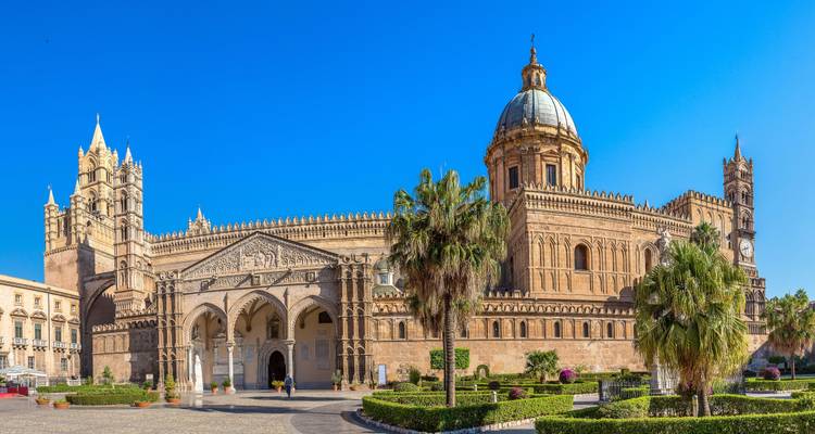 Panoramablick auf die Kathedrale von Palermo unter klarem Himmel.