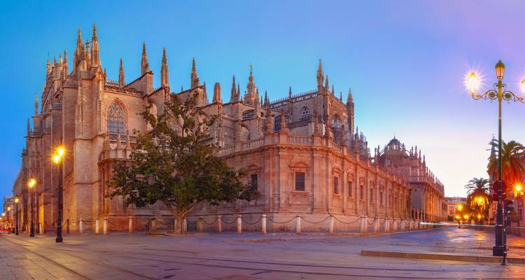 Cathédrale de Séville au crépuscule avec les éclairages du soir.