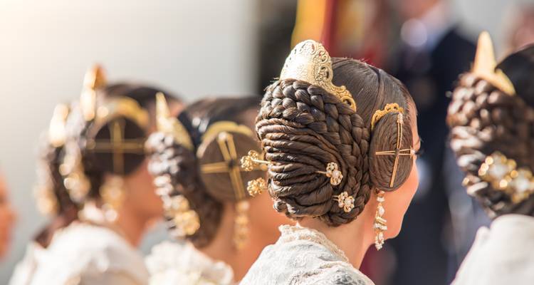Femmes en tenue traditionnelle avec des coiffures élégantes.