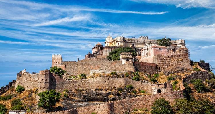 Grande forteresse historique sur une colline avec un ciel bleu clair.