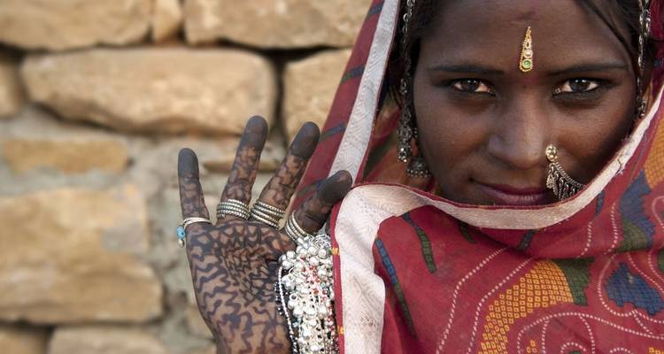 Gros plan d'une femme avec une tenue traditionnelle et des bijoux.