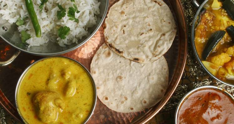 Repas traditionnel indien composé de différents plats.