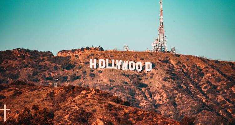 Hollywood-bord op een heuvel met communicatietorens.