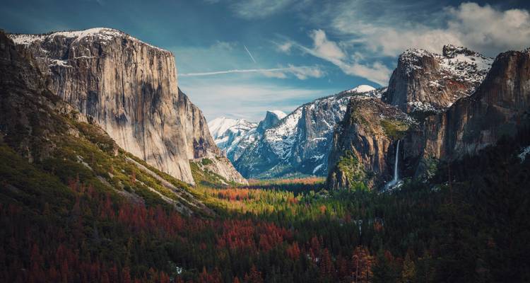 Schilderachtig uitzicht op Yosemite Valley met rotsformaties en bos.