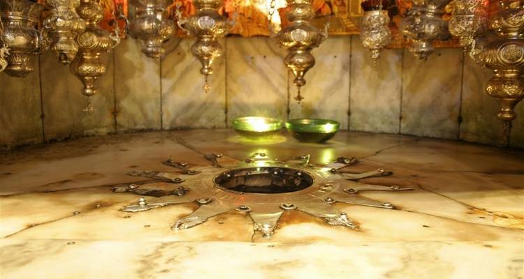 Die Geburtsgrotte an der Geburtskirche.