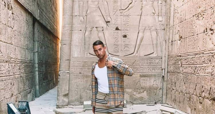 Mann, der neben altägyptischen Hieroglyphen posiert