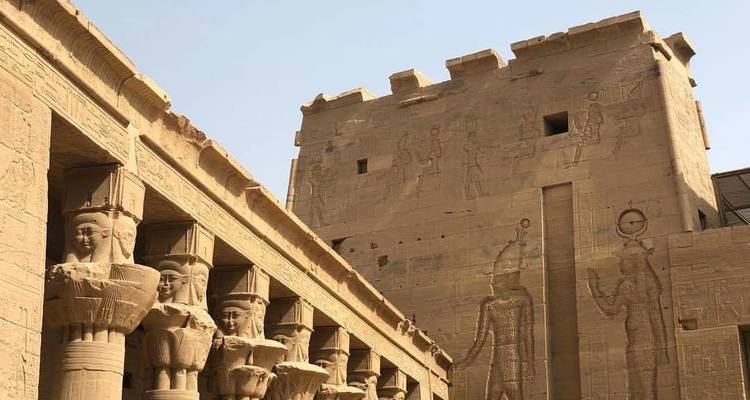 Alter Steintempel mit geschnitzten Säulen und Wänden.