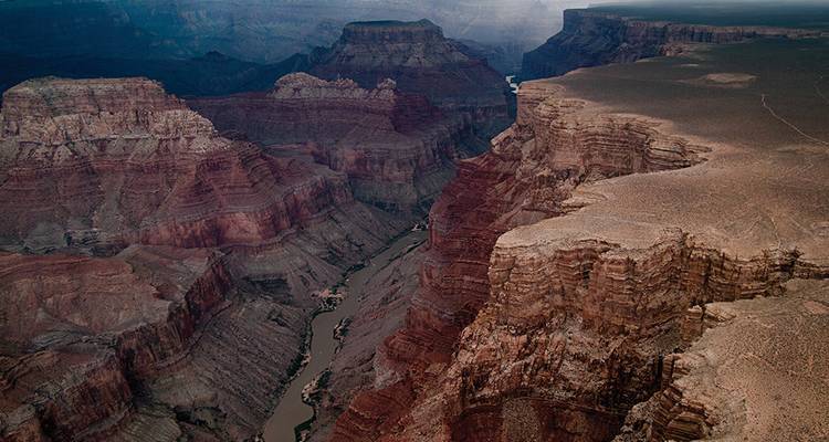 Perspectiva aérea de los profundos cañones y canales fluviales del Gran Cañón
