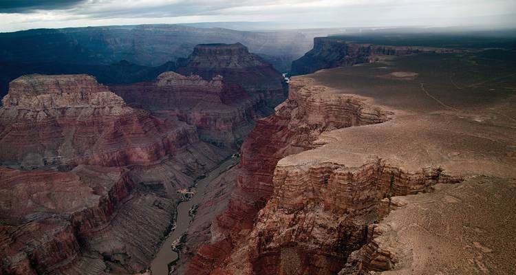 Vista aérea elevada que revela la profundidad inmensa y la geología estratificada del Gran Cañón