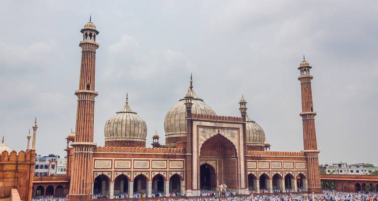 Große Moschee mit Menschen im Innenhof.